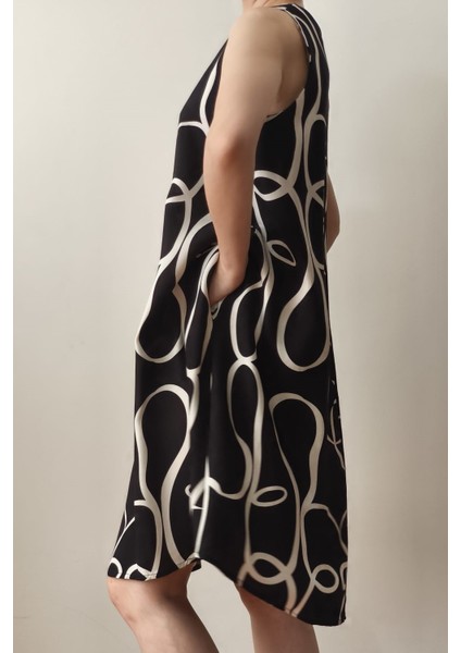 V Yaka Siyah Beyaz Desenli Sıfır Kol Maksi Elbise fırsatları
