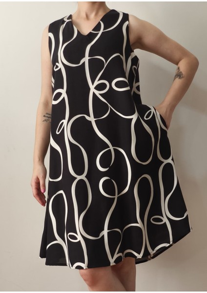 V Yaka Siyah Beyaz Desenli Sıfır Kol Maksi Elbise indirimleri