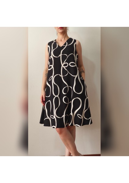 V Yaka Siyah Beyaz Desenli Sıfır Kol Maksi Elbise