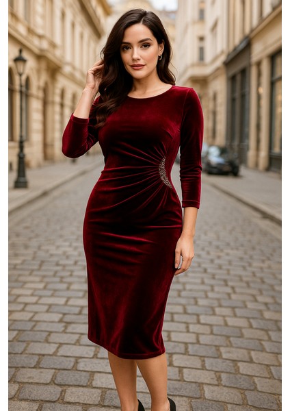 Kadın Uzun Kollu Yakası Açık Yanlardan Büzgülü Taş Detaylı Midi Kadife Elbise