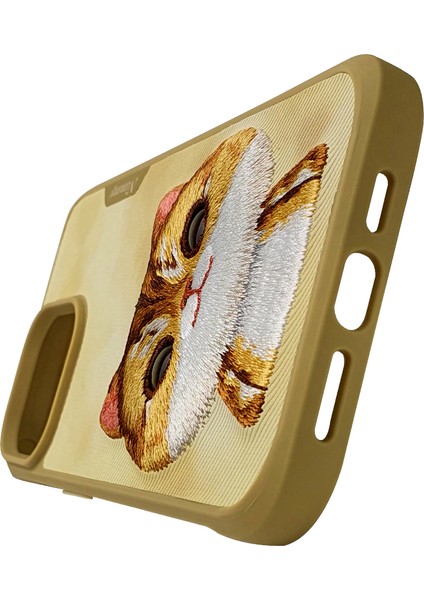 iPhone 15 Pro Uyumlu 3D Göz Golden Kedi Detaylı Gerçek Nakış İşlemeli Kabartmalı Big Eyes Kılıf