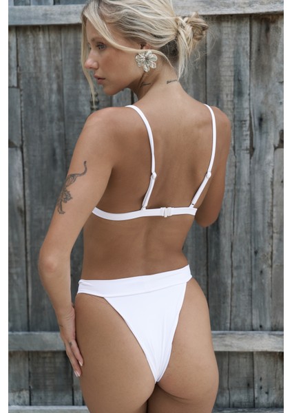 Bagus Askılı Üçgen Beyaz Bikini Üstü