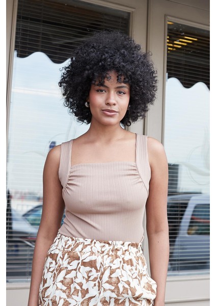 Kadın Likralı Şık Kumaş Kare Yaka Büzgülü Kolsuz Body Bluz-Camel