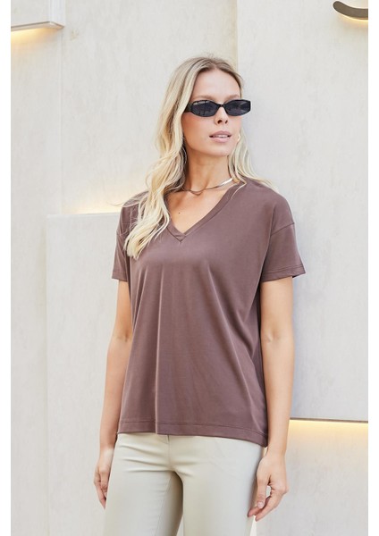 Kadın Ipeksi Modal Penye Esnek Kumaş V Yaka Düşük Omuzlu Kısa Kol T-Shirt Bluz-Kahve