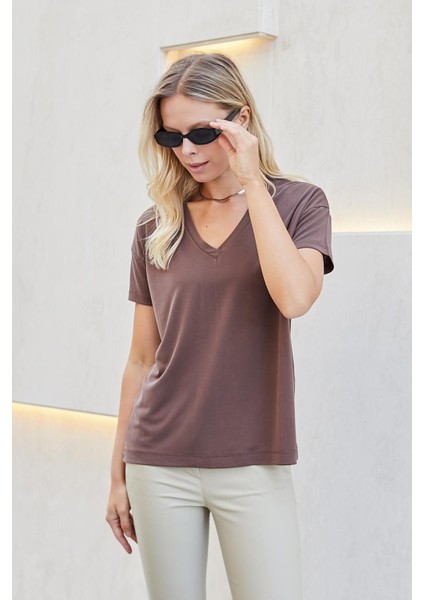 Kadın Ipeksi Modal Penye Esnek Kumaş V Yaka Düşük Omuzlu Kısa Kol T-Shirt Bluz-Kahve