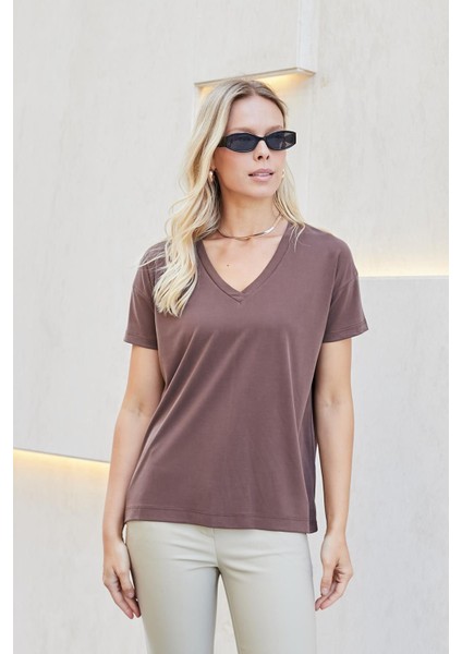 Kadın Ipeksi Modal Penye Esnek Kumaş V Yaka Düşük Omuzlu Kısa Kol T-Shirt Bluz-Kahve