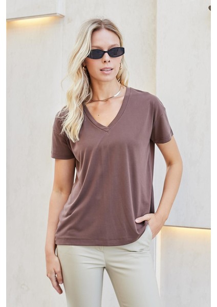 Kadın Ipeksi Modal Penye Esnek Kumaş V Yaka Düşük Omuzlu Kısa Kol T-Shirt Bluz-Kahve