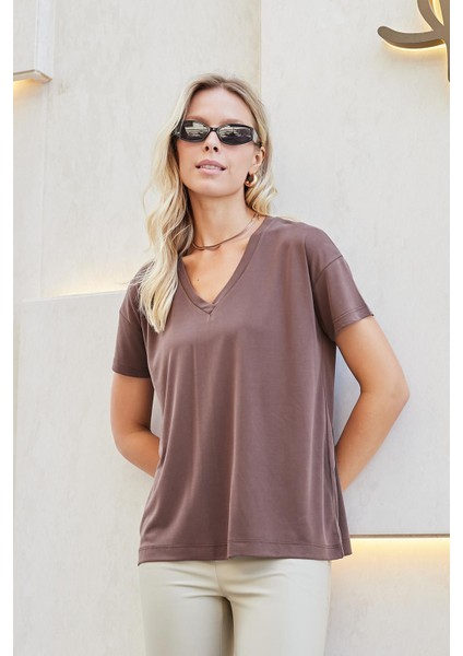 Kadın Ipeksi Modal Penye Esnek Kumaş V Yaka Düşük Omuzlu Kısa Kol T-Shirt Bluz-Kahve