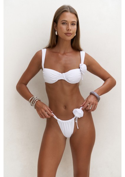 Larasis Çiçek Detaylı Beyaz Bikini Altı