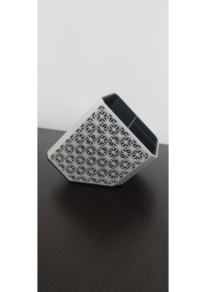 Desenli 3 Bölmeli Yatay Kalemlik || 3D Baskı Dayanıklı Pla Malzeme || Siyah ve Beyaz || 9X10X11 cm | Kalem Kutusu indirimleri