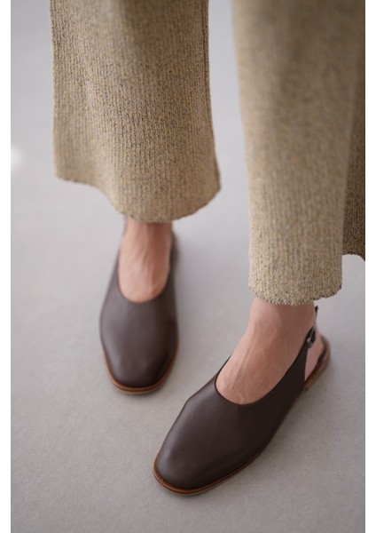 Blake Ön Kapalı Arka Kısım Açık Hakiki Deri Kadın Sandalet- Acı Kahve