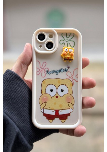 Iphone 15 Plus / 14 Plus Uyumlu Kılıf Süngerbob Desenli 3D Oyuncaklı Kamera Korumalı Kapak Krem