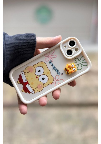 Iphone 15 Plus / 14 Plus Uyumlu Kılıf Süngerbob Desenli 3D Oyuncaklı Kamera Korumalı Kapak Krem fiyatları