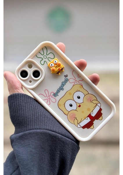 Iphone 15 Plus / 14 Plus Uyumlu Kılıf Süngerbob Desenli 3D Oyuncaklı Kamera Korumalı Kapak Krem modelleri