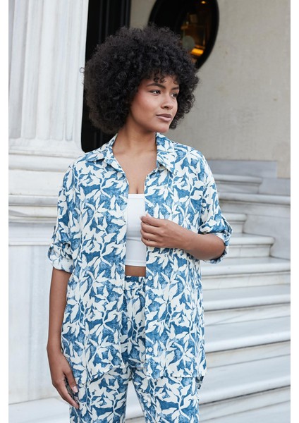 Kadın Desenli Vual Yakalı Düşük Omuzlu Uzun Kol Salaş Gömlek-Mavi Çiçek