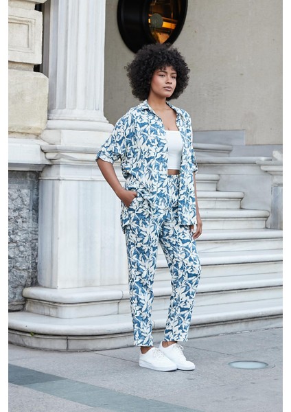 Kadın Desenli Vual Yakalı Düşük Omuzlu Uzun Kol Salaş Gömlek-Mavi Çiçek fiyatları