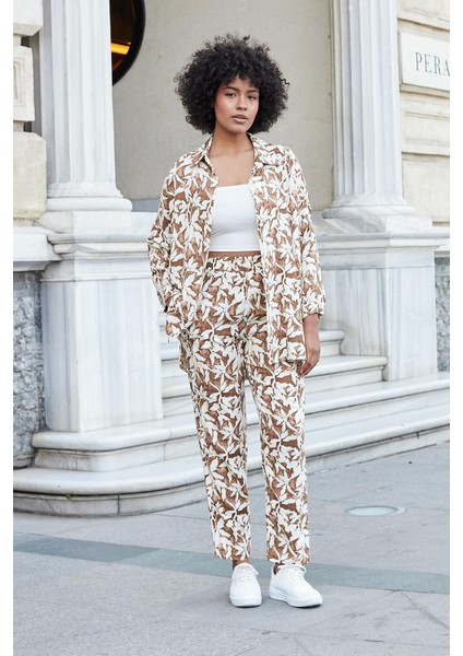 Kadın Desenli Vual Yakalı Düşük Omuzlu Uzun Kol Salaş Gömlek-Kahverengi Çiçek