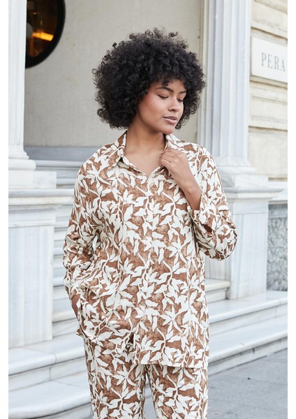 Kadın Desenli Vual Yakalı Düşük Omuzlu Uzun Kol Salaş Gömlek-Kahverengi Çiçek modelleri