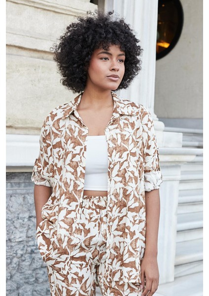 Kadın Desenli Vual Yakalı Düşük Omuzlu Uzun Kol Salaş Gömlek-Kahverengi Çiçek fırsatları