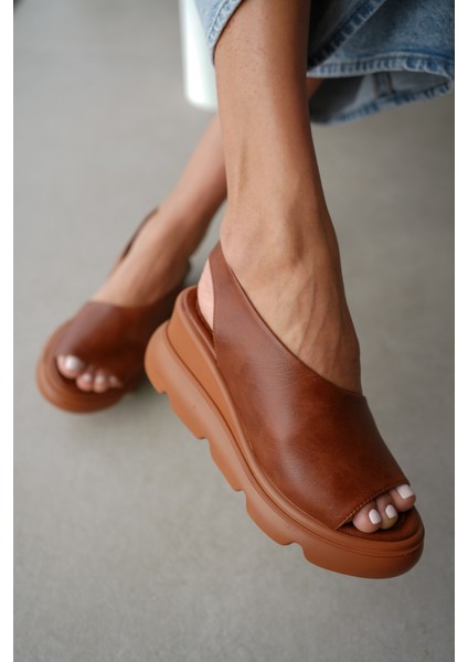 Bierna Ön Kısım ve Yan Kısımdan Açık Topuklu Kadın Sandalet- Taba