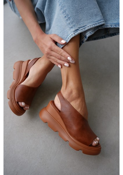 Bierna Ön Kısım ve Yan Kısımdan Açık Topuklu Kadın Sandalet- Taba fırsatları