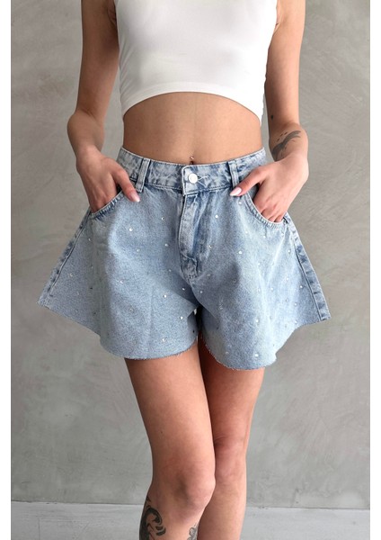Taş Detaylı Dikişsiz Geniş Paça Denim Şort