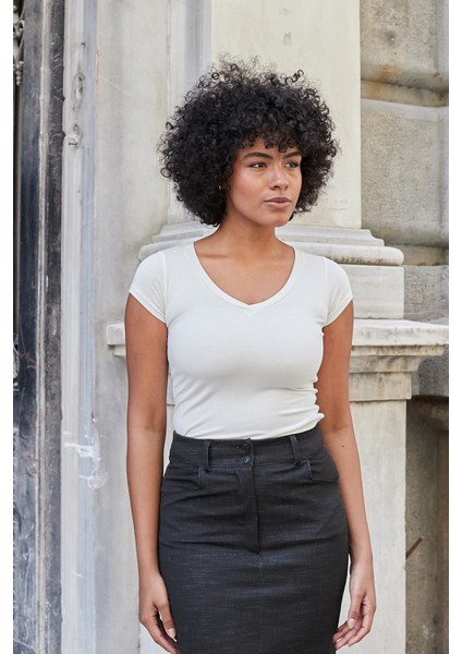 V Yaka Kısa Kol Likralı Pamuk Kumaş Body-Krem