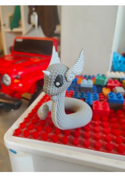 Örgü Stil Dragonair Figürü – Sevimli ve Nostaljik Tasarım