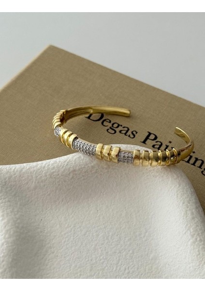 Urban Aura – Segment Detaylı Zirkon Taşlı Gold Bileklik, Taşlı Gold Kelepçe