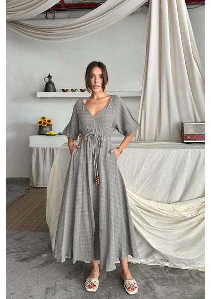 V Yaka Bel Boncuk Bağlamalı Müslin Elbise Yırtmaç Detaylı - Gri