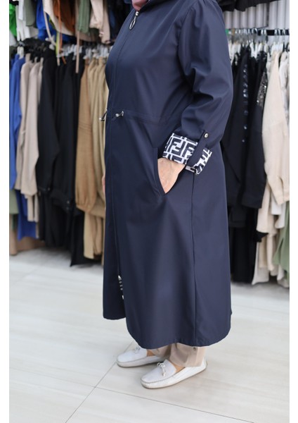 Beli Lastikli ve Fermuarlı Trenç