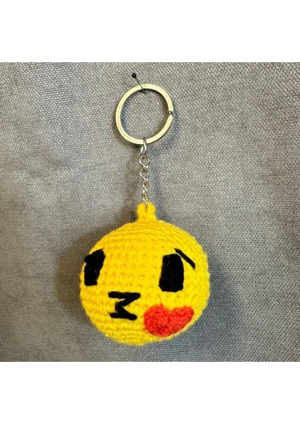 8837 El Yapımı Örgü Öpücük Atan Emoji Model Anahtarlık