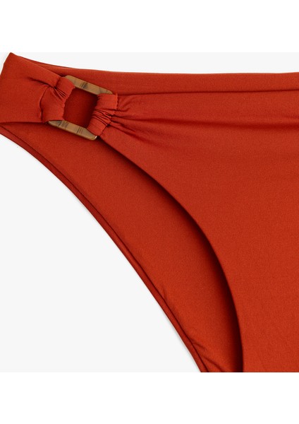 Astarlı Aksesuar Detaylı Bikini Altı