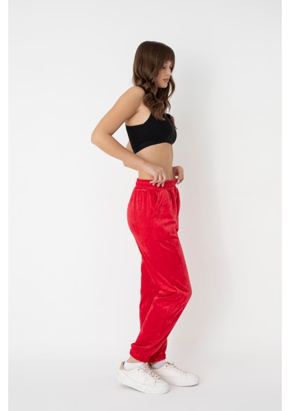 Velvetfit Kırmızı Kadife Jogger Eşofman Altı – Rahatlık ve Şıklığın Buluştuğu Nokta!
