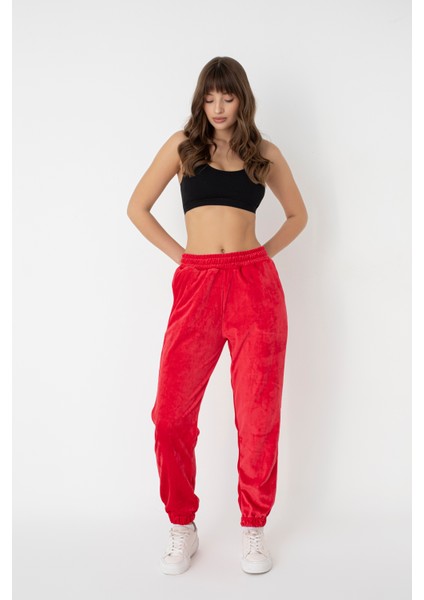 Velvetfit Kırmızı Kadife Jogger Eşofman Altı – Rahatlık ve Şıklığın Buluştuğu Nokta!