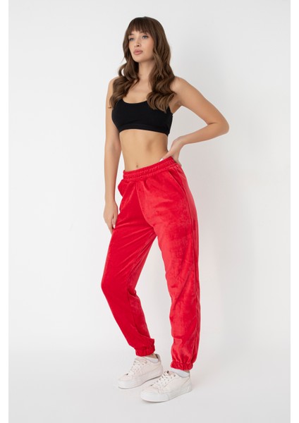 Velvetfit Kırmızı Kadife Jogger Eşofman Altı – Rahatlık ve Şıklığın Buluştuğu Nokta!