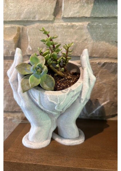 Ellerinde Kalp Şeklinde Mermer Görünümlü Vazo Olan Özel Tasarım