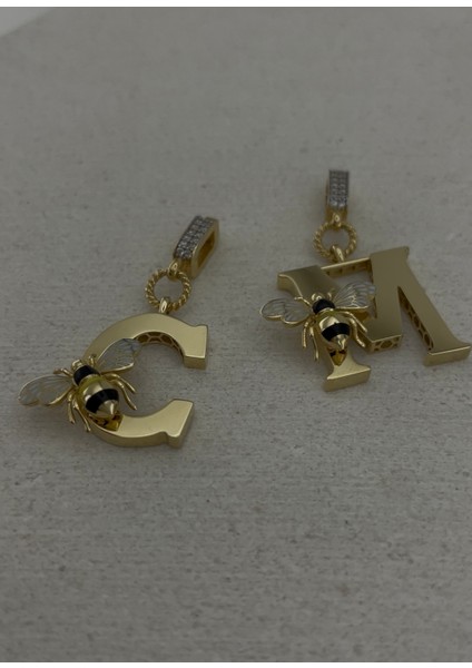 14 Ayar Arılı Harfli Kolye Ucu Taşlı Özel Tasarım Arı Detaylı Harf Kolye Ucu modelleri