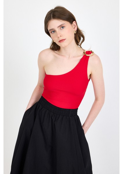 Kırmızı Toka Detaylı Tek Omuz Bluz 1649