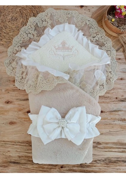 Yenidoğan Wool Yün Kumaş Taç Nakışlı Güpür Duvaklı Fiyonk Prizma Taş Unisex Kundak Bebek Battaniyesi Bej