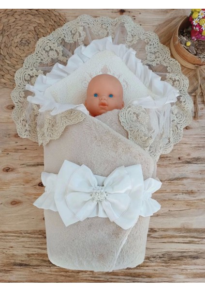 Yenidoğan Wool Yün Kumaş Taç Nakışlı Güpür Duvaklı Fiyonk Prizma Taş Unisex Kundak Bebek Battaniyesi Bej