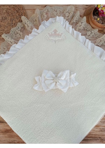 Yenidoğan Wool Yün Kumaş Taç Nakışlı Güpür Duvaklı Fiyonk Prizma Taş Unisex Kundak Bebek Battaniyesi Bej