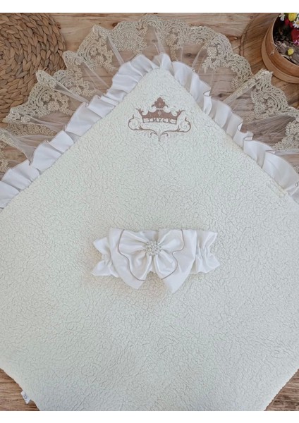 Yenidoğan Wool Yün Kumaş Taç Nakışlı Güpür Duvaklı Fiyonk Prizma Taş Unisex Kundak Bebek Battaniyesi Kahverengi