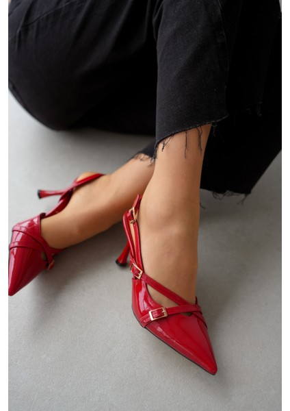Lilay Sivri Burun Çift Bantlı Toka Detaylı Kadın Stiletto- Kırmızı