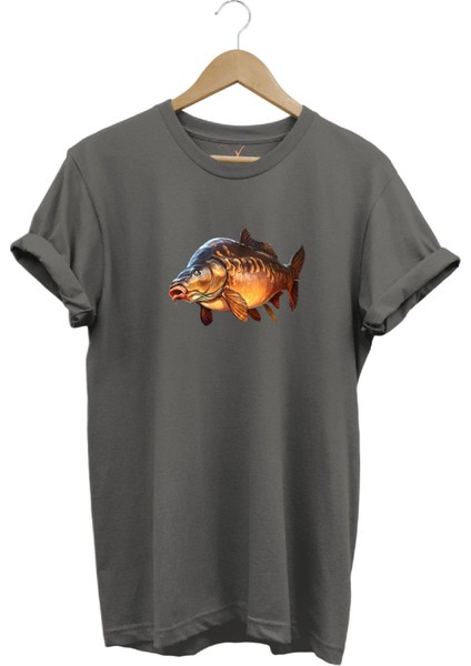 Avcılık Fishing Deniz Göl Sazan Balığı Baskılı Renkli %100 Pamuk Regular Fit Bisiklet Yaka T-Shirt
