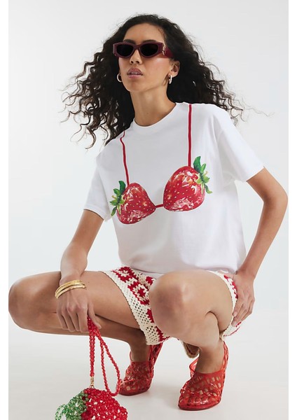 Eğlenceli Çilek Bikini Baskılı Beyaz Model %100 Pamuk Oversize Kadın Tişört fiyatları