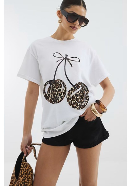 Kadın %100 Pamuk Oversize Beyaz Tişört – Leopar Desenli Kiraz Baskılı