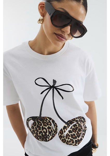Kadın %100 Pamuk Oversize Beyaz Tişört – Leopar Desenli Kiraz Baskılı modelleri