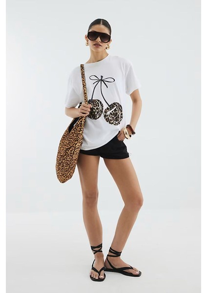 Kadın %100 Pamuk Oversize Beyaz Tişört – Leopar Desenli Kiraz Baskılı fırsatları