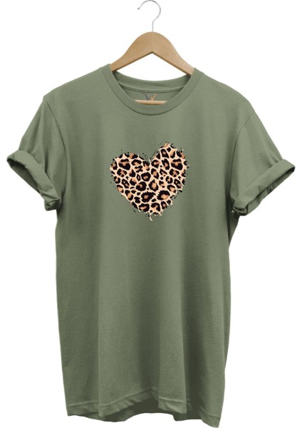 Leopar Desenli Kalp Baskılı %100 Pamuk Regular Fit Bisiklet Yaka T-Shirt